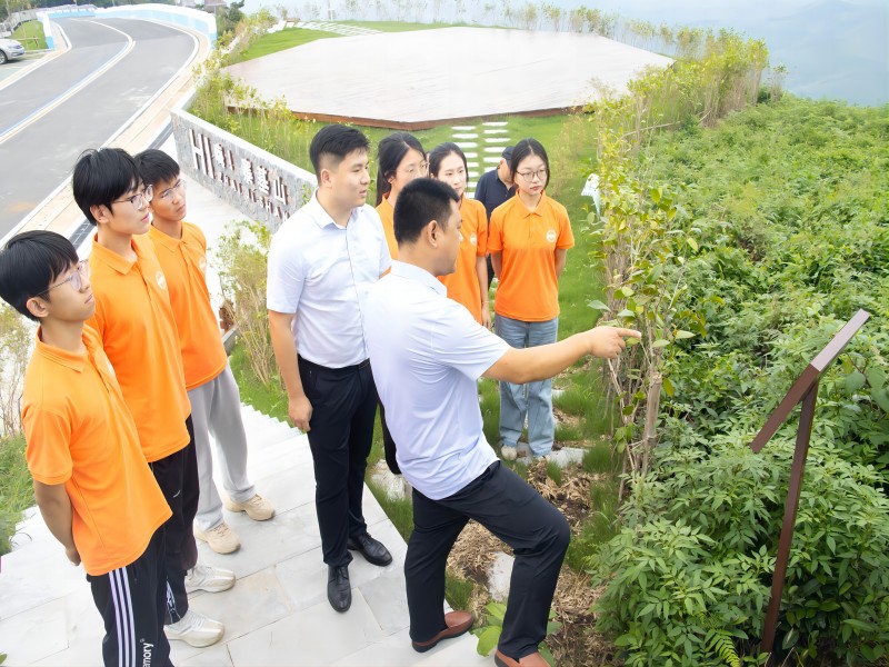 图2 汪主任正在向队员讲解介绍寨基山