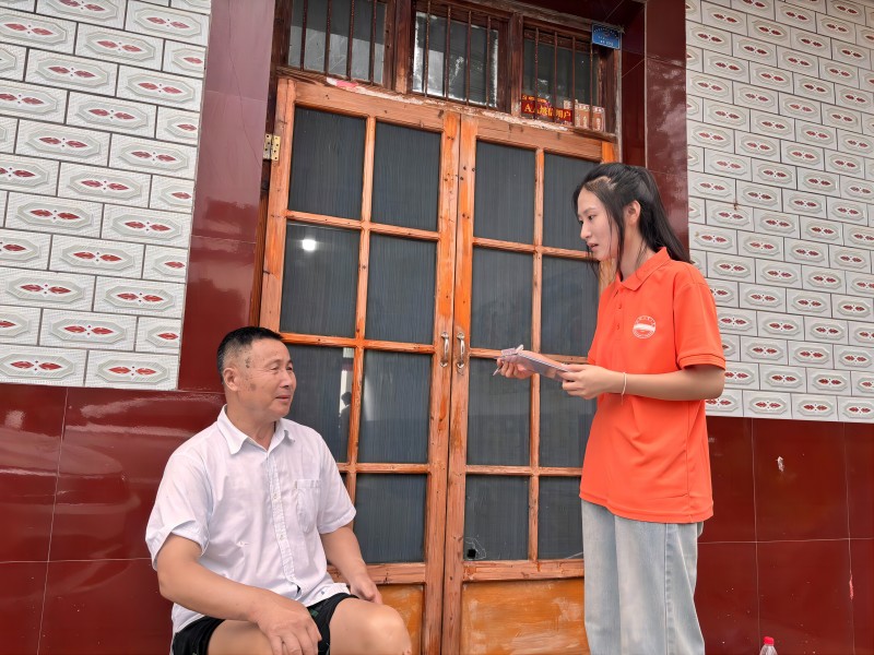 图3 队员在村民家中进行采访