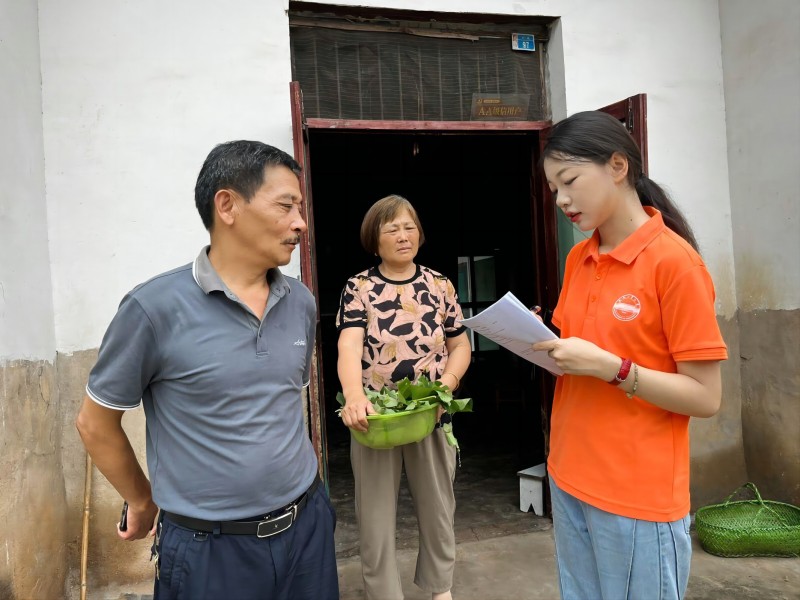 图2 团队成员正在走访农户进行调查