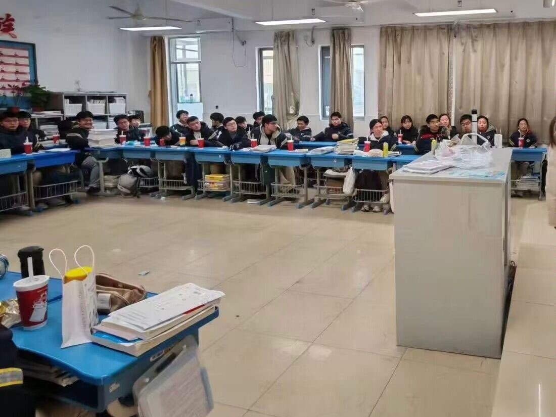 江苏省镇江中学的同学认真聆听事迹